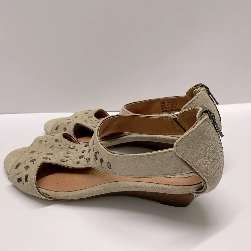 Clarks Artisan Suede Embellished Wedge Sandals Wood Stacked Heel Back Zipper 6.5 - Picture 5 of 6
